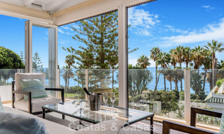 Casa adosada de 4 dormitorios en venta con vistas al mar, en primera línea de playa en la Milla de Oro de Marbella 800851 