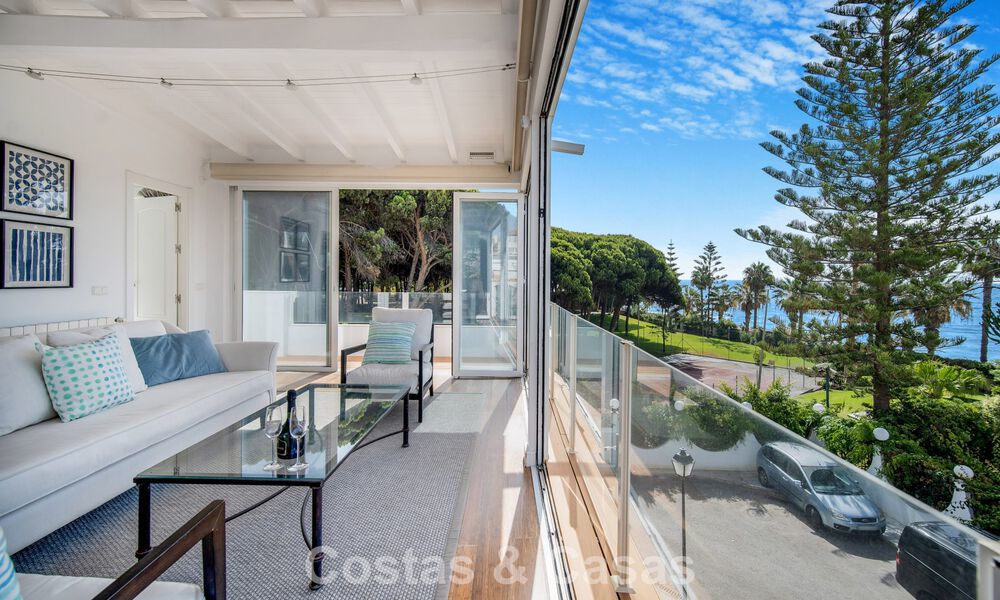 Casa adosada de 4 dormitorios en venta con vistas al mar, en primera línea de playa en la Milla de Oro de Marbella 800852