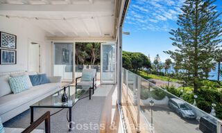 Casa adosada de 4 dormitorios en venta con vistas al mar, en primera línea de playa en la Milla de Oro de Marbella 800852 