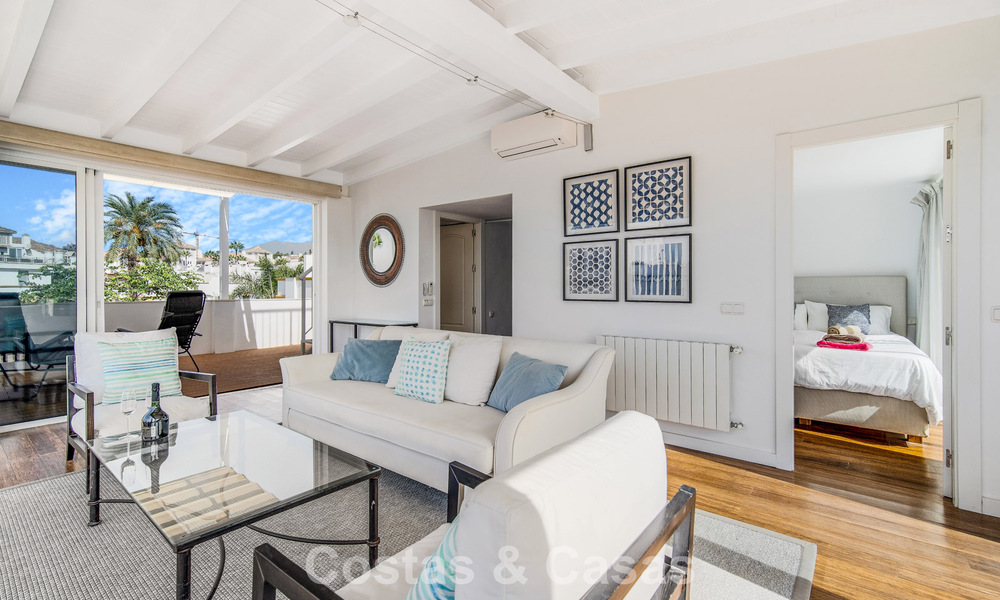 Casa adosada de 4 dormitorios en venta con vistas al mar, en primera línea de playa en la Milla de Oro de Marbella 800853