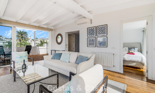 Casa adosada de 4 dormitorios en venta con vistas al mar, en primera línea de playa en la Milla de Oro de Marbella 800853 