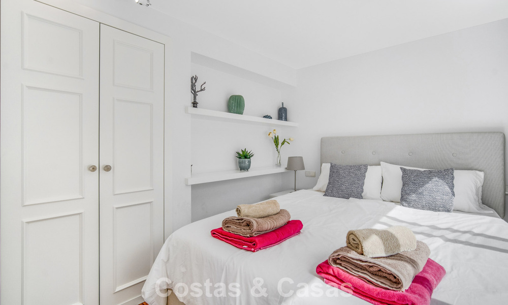 Casa adosada de 4 dormitorios en venta con vistas al mar, en primera línea de playa en la Milla de Oro de Marbella 800854