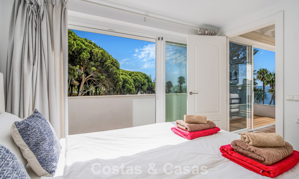 Casa adosada de 4 dormitorios en venta con vistas al mar, en primera línea de playa en la Milla de Oro de Marbella 800855