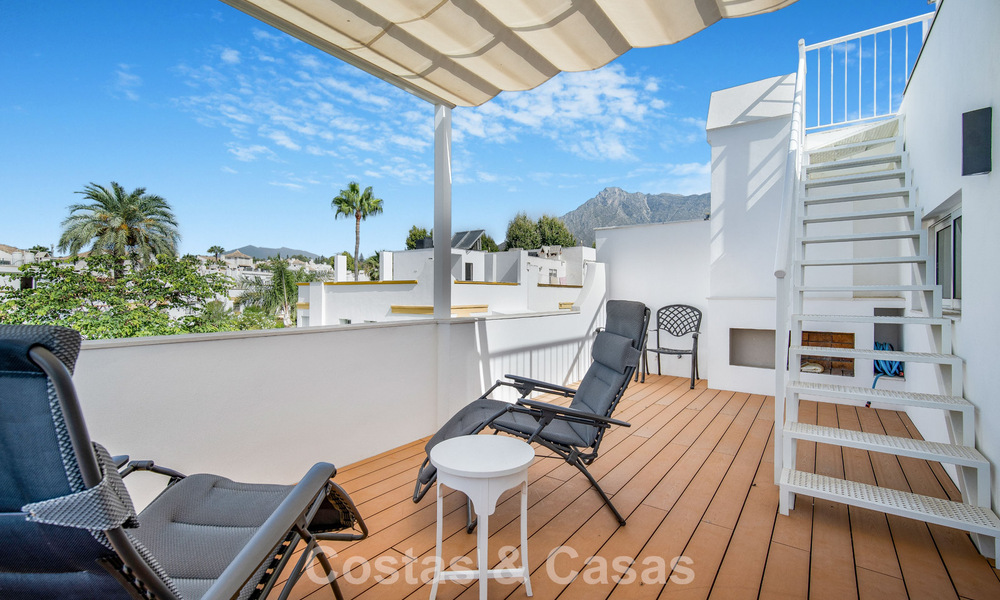 Casa adosada de 4 dormitorios en venta con vistas al mar, en primera línea de playa en la Milla de Oro de Marbella 800856