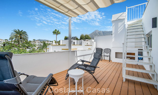 Casa adosada de 4 dormitorios en venta con vistas al mar, en primera línea de playa en la Milla de Oro de Marbella 800856 