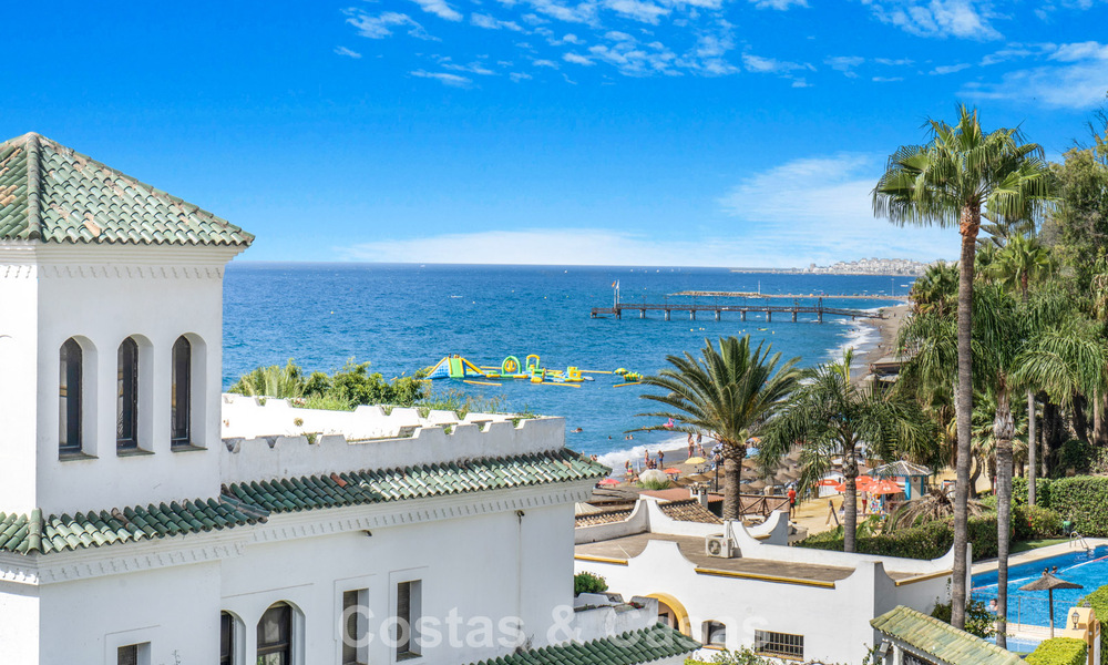 Casa adosada de 4 dormitorios en venta con vistas al mar, en primera línea de playa en la Milla de Oro de Marbella 800857