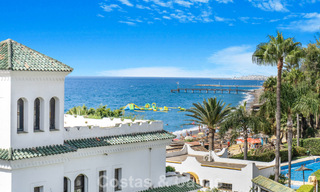 Casa adosada de 4 dormitorios en venta con vistas al mar, en primera línea de playa en la Milla de Oro de Marbella 800857 