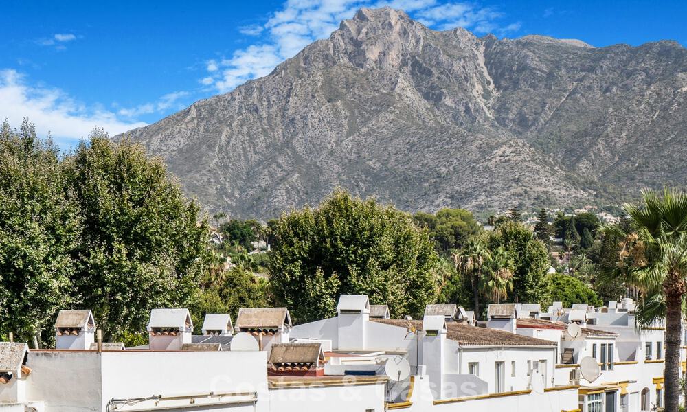 Casa adosada de 4 dormitorios en venta con vistas al mar, en primera línea de playa en la Milla de Oro de Marbella 800858