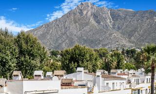 Casa adosada de 4 dormitorios en venta con vistas al mar, en primera línea de playa en la Milla de Oro de Marbella 800858 