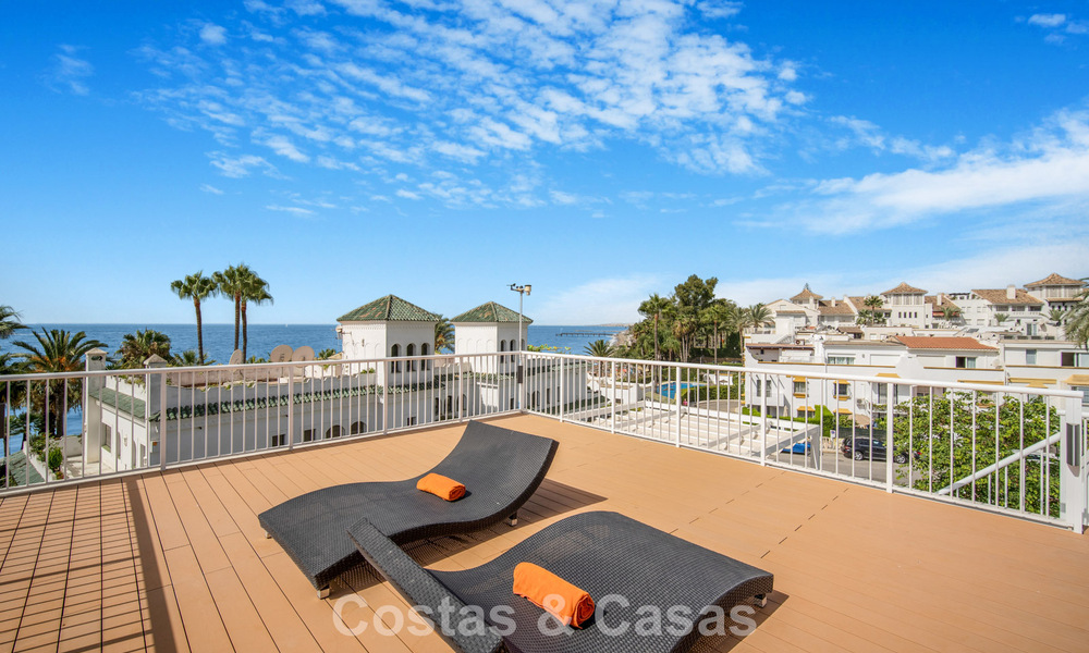 Casa adosada de 4 dormitorios en venta con vistas al mar, en primera línea de playa en la Milla de Oro de Marbella 800859