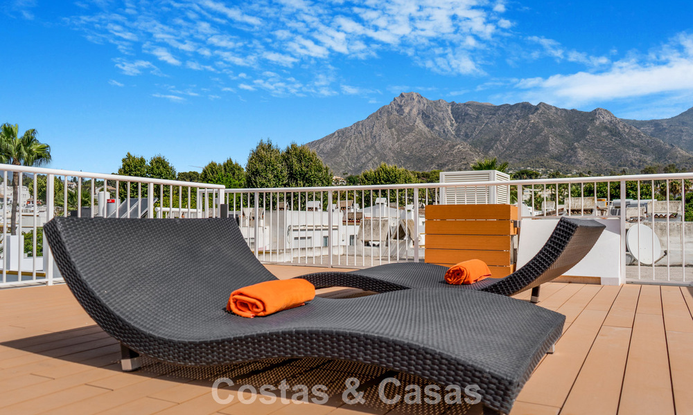 Casa adosada de 4 dormitorios en venta con vistas al mar, en primera línea de playa en la Milla de Oro de Marbella 800860