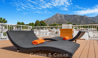 Casa adosada de 4 dormitorios en venta con vistas al mar, en primera línea de playa en la Milla de Oro de Marbella 800860 