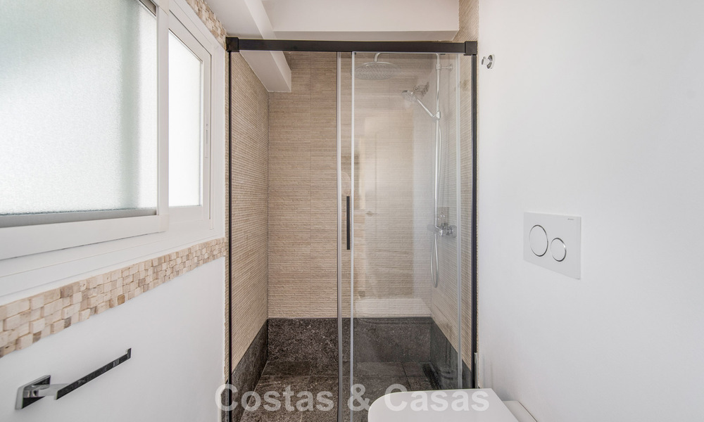 Casa adosada de 4 dormitorios en venta con vistas al mar, en primera línea de playa en la Milla de Oro de Marbella 800861