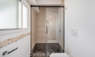 Casa adosada de 4 dormitorios en venta con vistas al mar, en primera línea de playa en la Milla de Oro de Marbella 800861 