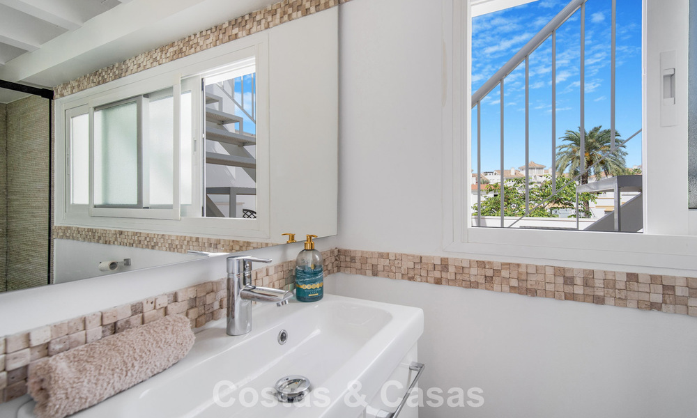 Casa adosada de 4 dormitorios en venta con vistas al mar, en primera línea de playa en la Milla de Oro de Marbella 800862