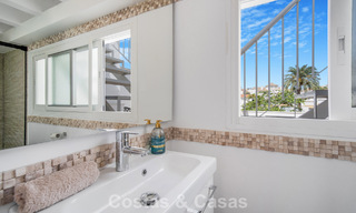 Casa adosada de 4 dormitorios en venta con vistas al mar, en primera línea de playa en la Milla de Oro de Marbella 800862 