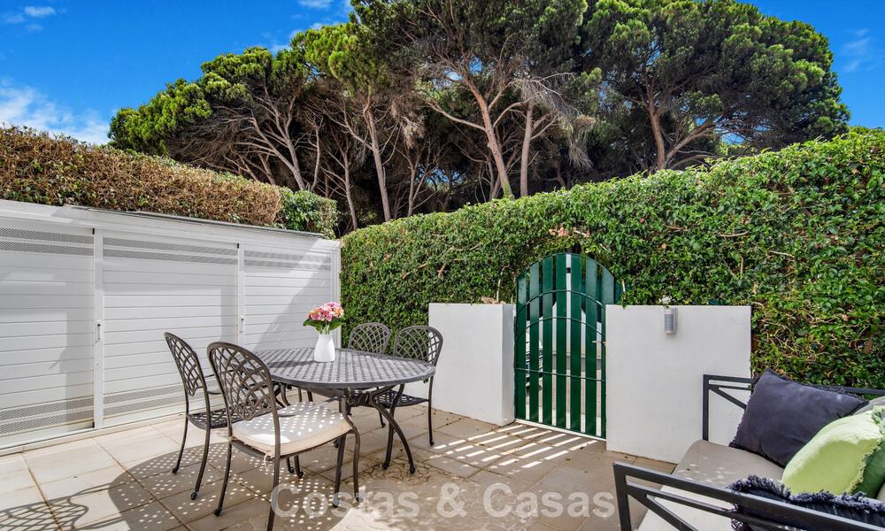 Casa adosada de 4 dormitorios en venta con vistas al mar, en primera línea de playa en la Milla de Oro de Marbella 800863
