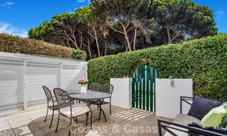 Casa adosada de 4 dormitorios en venta con vistas al mar, en primera línea de playa en la Milla de Oro de Marbella 800863 
