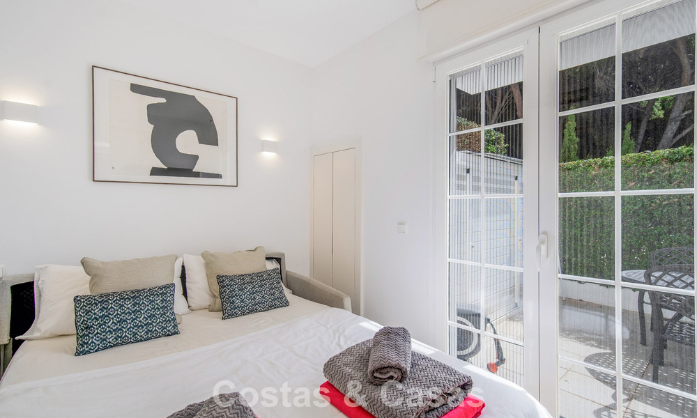 Casa adosada de 4 dormitorios en venta con vistas al mar, en primera línea de playa en la Milla de Oro de Marbella 800864