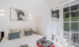 Casa adosada de 4 dormitorios en venta con vistas al mar, en primera línea de playa en la Milla de Oro de Marbella 800864 