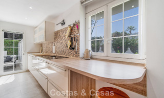 Casa adosada de 4 dormitorios en venta con vistas al mar, en primera línea de playa en la Milla de Oro de Marbella 800865 