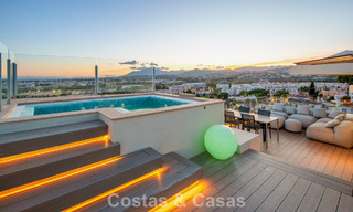 Villa contemporánea de lujo en venta con vistas panorámicas a la montaña y al mar en Nueva Andalucía, Marbella 800891 