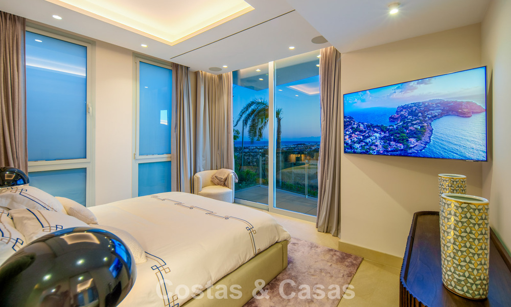 Villa contemporánea de lujo en venta con vistas panorámicas a la montaña y al mar en Nueva Andalucía, Marbella 800892