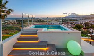 Villa contemporánea de lujo en venta con vistas panorámicas a la montaña y al mar en Nueva Andalucía, Marbella 800893 