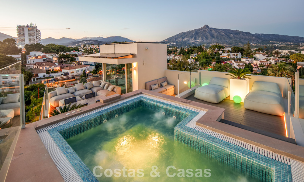 Villa contemporánea de lujo en venta con vistas panorámicas a la montaña y al mar en Nueva Andalucía, Marbella 800894