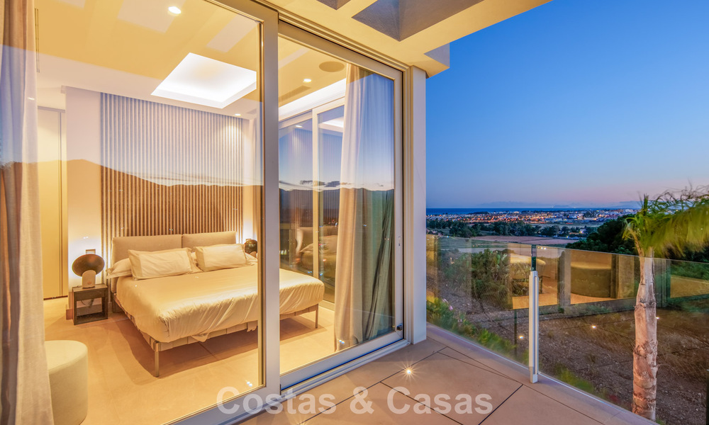 Villa contemporánea de lujo en venta con vistas panorámicas a la montaña y al mar en Nueva Andalucía, Marbella 800895