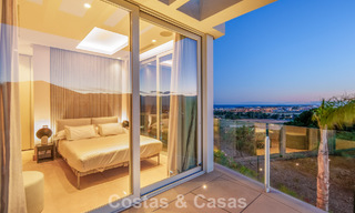 Villa contemporánea de lujo en venta con vistas panorámicas a la montaña y al mar en Nueva Andalucía, Marbella 800895 