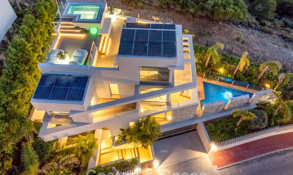 Villa contemporánea de lujo en venta con vistas panorámicas a la montaña y al mar en Nueva Andalucía, Marbella 800896
