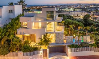 Villa contemporánea de lujo en venta con vistas panorámicas a la montaña y al mar en Nueva Andalucía, Marbella 800897 