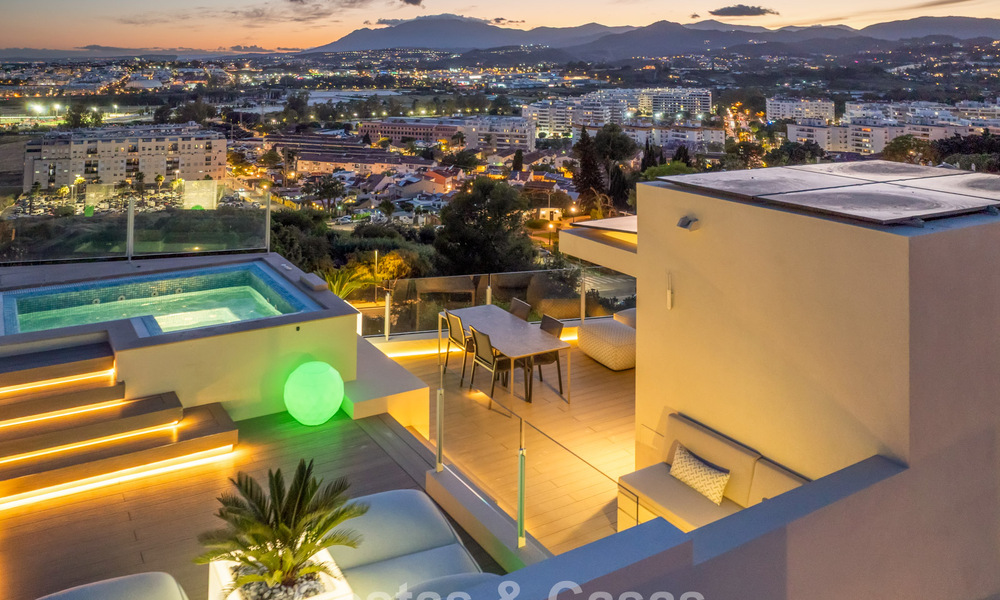 Villa contemporánea de lujo en venta con vistas panorámicas a la montaña y al mar en Nueva Andalucía, Marbella 800898