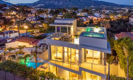 Villa contemporánea de lujo en venta con vistas panorámicas a la montaña y al mar en Nueva Andalucía, Marbella 800899