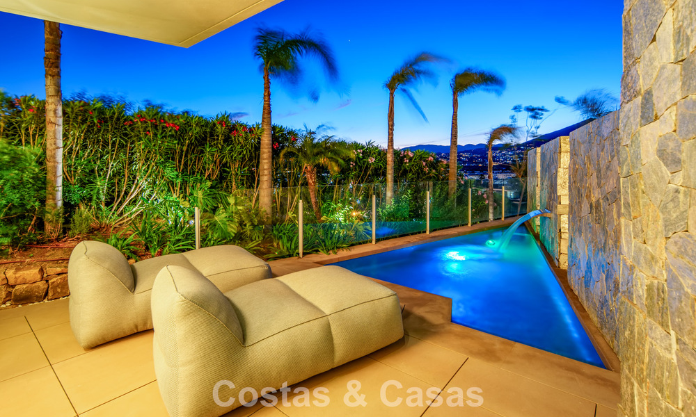 Villa contemporánea de lujo en venta con vistas panorámicas a la montaña y al mar en Nueva Andalucía, Marbella 800900