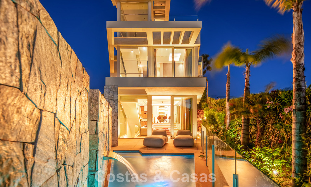 Villa contemporánea de lujo en venta con vistas panorámicas a la montaña y al mar en Nueva Andalucía, Marbella 800901