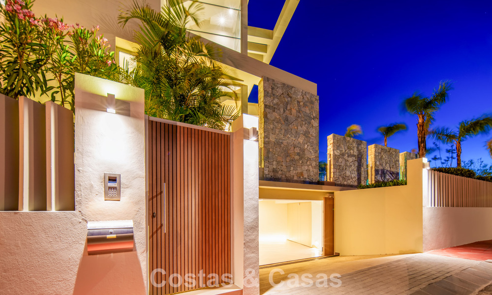 Villa contemporánea de lujo en venta con vistas panorámicas a la montaña y al mar en Nueva Andalucía, Marbella 800902