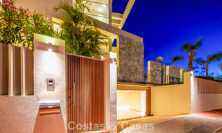 Villa contemporánea de lujo en venta con vistas panorámicas a la montaña y al mar en Nueva Andalucía, Marbella 800902 