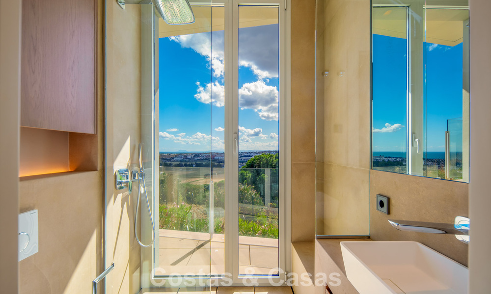 Villa contemporánea de lujo en venta con vistas panorámicas a la montaña y al mar en Nueva Andalucía, Marbella 800903