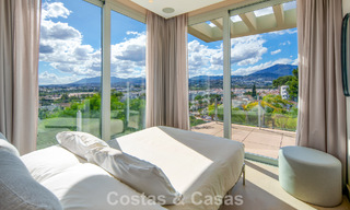 Villa contemporánea de lujo en venta con vistas panorámicas a la montaña y al mar en Nueva Andalucía, Marbella 800904 