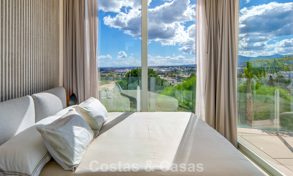 Villa contemporánea de lujo en venta con vistas panorámicas a la montaña y al mar en Nueva Andalucía, Marbella 800905