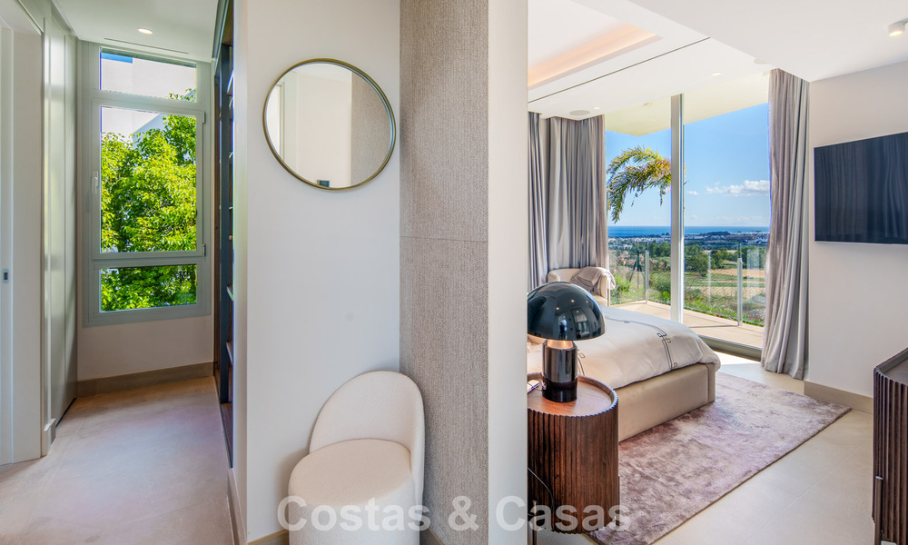 Villa contemporánea de lujo en venta con vistas panorámicas a la montaña y al mar en Nueva Andalucía, Marbella 800906