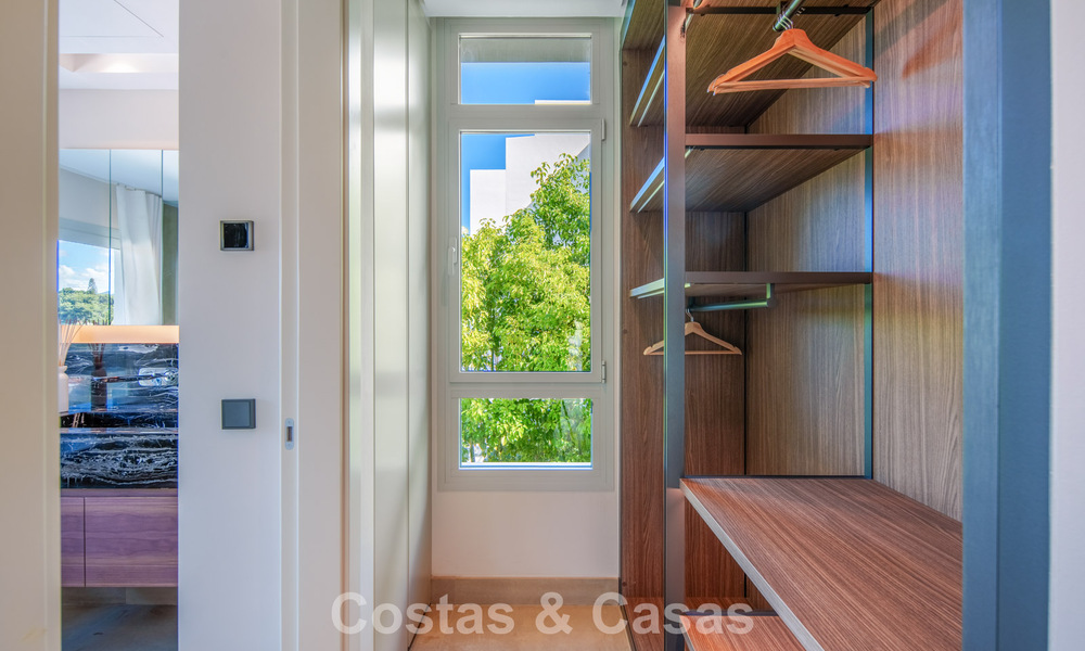 Villa contemporánea de lujo en venta con vistas panorámicas a la montaña y al mar en Nueva Andalucía, Marbella 800907