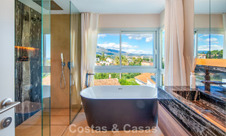 Villa contemporánea de lujo en venta con vistas panorámicas a la montaña y al mar en Nueva Andalucía, Marbella 800908 