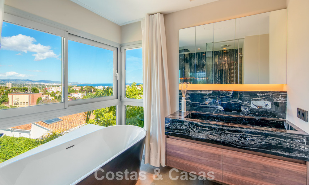 Villa contemporánea de lujo en venta con vistas panorámicas a la montaña y al mar en Nueva Andalucía, Marbella 800909