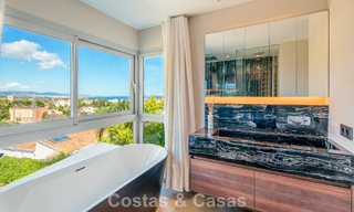 Villa contemporánea de lujo en venta con vistas panorámicas a la montaña y al mar en Nueva Andalucía, Marbella 800909 