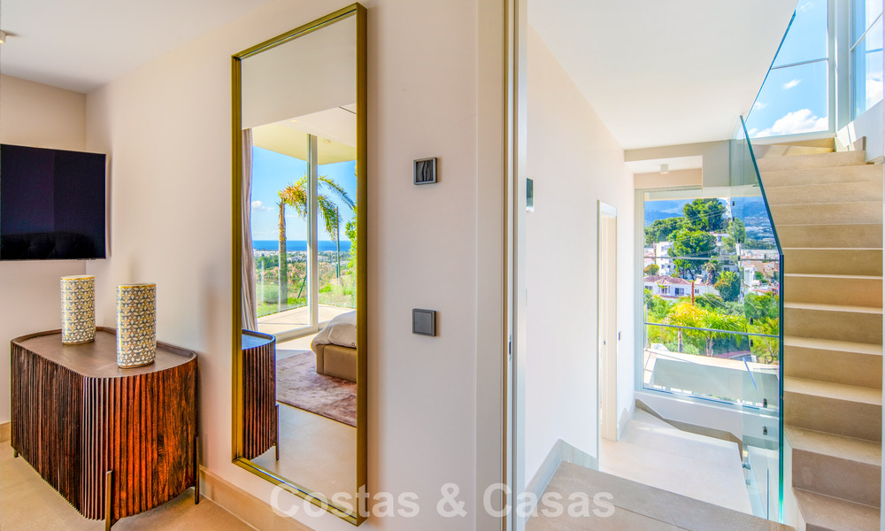 Villa contemporánea de lujo en venta con vistas panorámicas a la montaña y al mar en Nueva Andalucía, Marbella 800910