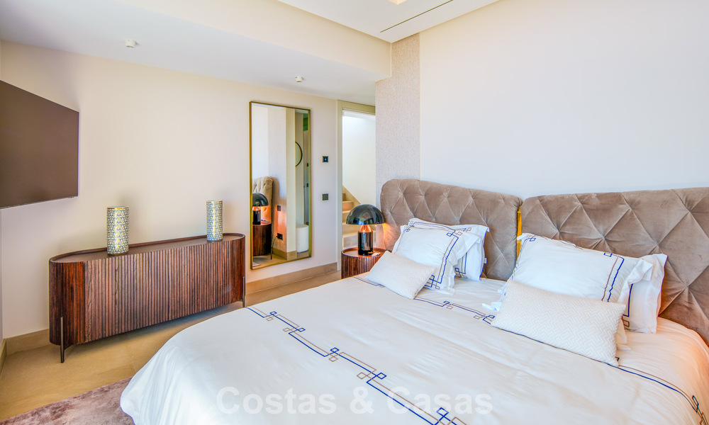 Villa contemporánea de lujo en venta con vistas panorámicas a la montaña y al mar en Nueva Andalucía, Marbella 800911