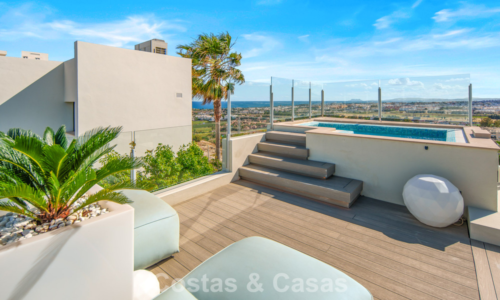 Villa contemporánea de lujo en venta con vistas panorámicas a la montaña y al mar en Nueva Andalucía, Marbella 800912
